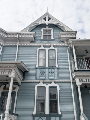 Immeuble victorien situé à Saint-Césaire. Passerelles. 2021.